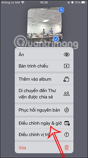 Jak edytować informacje o wielu zdjęciach na iPhonie jednocześnie