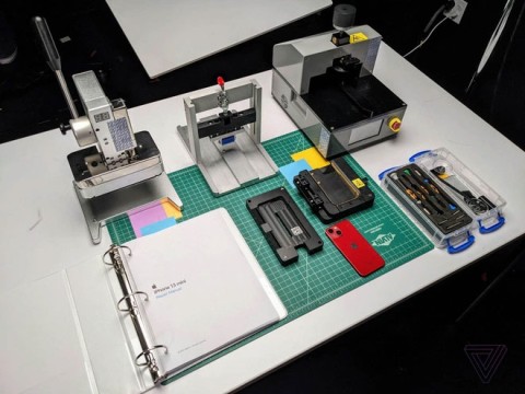 Changez la batterie de votre iPhone à la maison grâce à une boîte à outils dans deux valises de 35 kg dApple