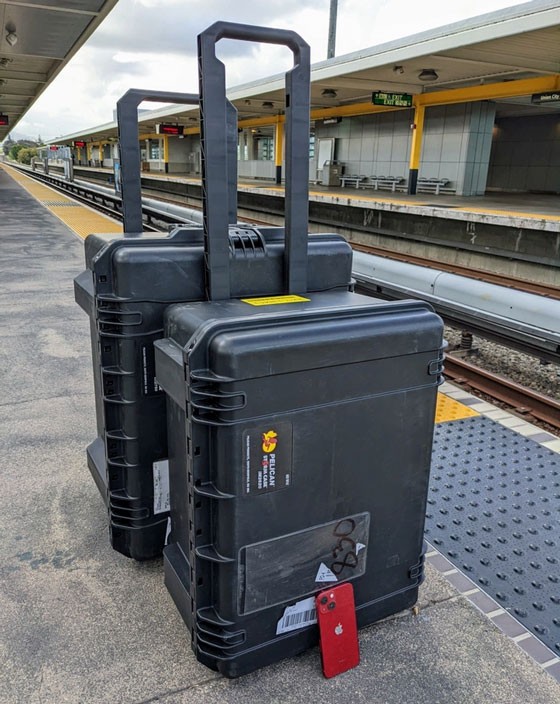 Experimente trocar a bateria do seu iPhone em casa com um kit de ferramentas em duas malas de 35 kg da Apple