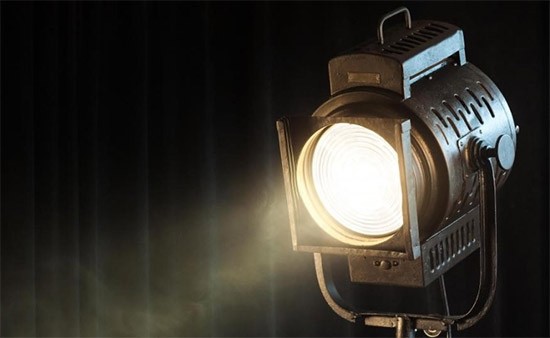ما هو Spotlight؟ ما الذي يسرق الأضواء؟
