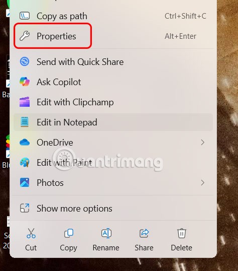 How to hide icons on Windows 11 desktop?